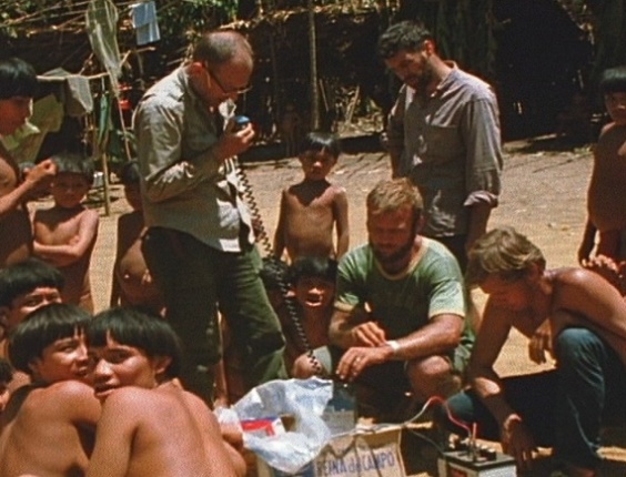 Cena do documentário "Segredos da Tribo", de José Padilha. O aclamador diretor brasileiro mostra a trajetória dos estudos realizados com as comunidades de índios yanomami na Amazônia venezuelana. Exibido originalmente no Festival de Sundance de 2010, o longa apresenta os defeitos na abordagem dos antropólogos desde 1960, quando os primeiros contatos com os índios da região foram estabelecidos. - Divulgação / Zazen Produções