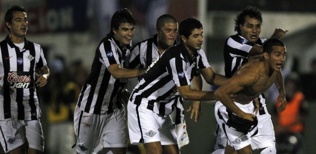 Jogadores do Libertad comemoram gol contra o Tigre - Enrique Marcarian/REUTERS