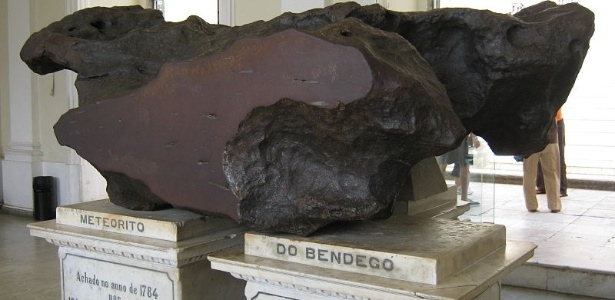 Nosso velho visitante do espaço: o meteorito do Bendegó, hoje no acervo do Museu Nacional da UFRJ, foi encontrado no riacho de mesmo nome, no sertão baiano, provavelmente em 1784 - Jorge Brazil/Wikimedia Commons