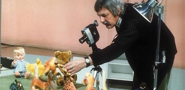 O animador Bob Godfrey durante gravação - BBC