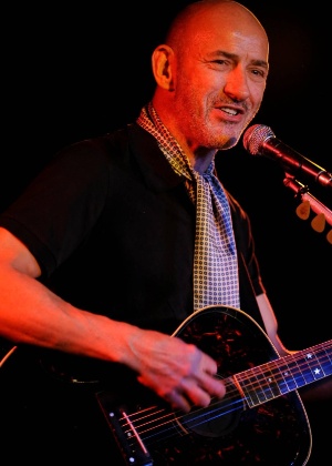 O guitarrista Simon Townshend, irmão de Pete Townshend do The Who - Tim Barrett/Belgrafix/NYT