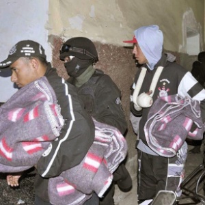 Torcedores do Corinthians presos após a morte do torcedor Kevin Espada, de 14 anos, são acompanhados por policiais bolivianos - EFE/CORTESIA DIARIO LA PATRIA