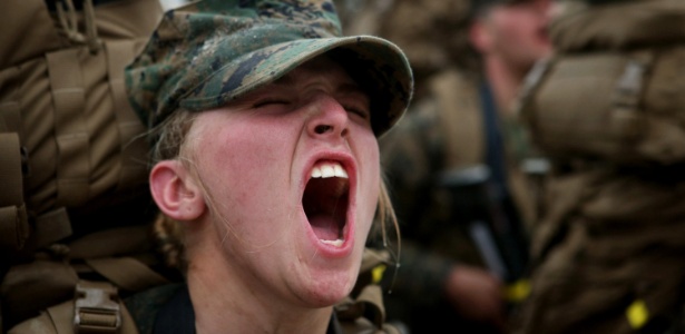 Fuzileira naval norte-americana durante treinamento em 2013; os "marines", fuzileiros navais norte-americanos, aceitam mulheres desde 1997 - Scott Olson/Getty Images/AFP