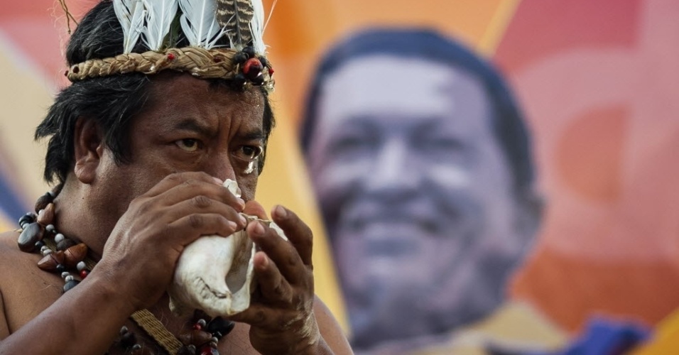 22.fev.2013 - Índio participa de um ritual realizado no centro de Caracas, na Venezuela, pela saúde do presidente venezuelano, Hugo Chávez, que se recupera de uma cirurgia de câncer. O político, segundo informações oficiais, ainda apresenta problemas respiratórios