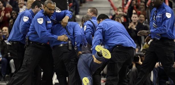 Torcedor é retirado pelos seguranças após invadir a quadra durante jogo entre Raptors e Knicks - REUTERS/Aaron Harris