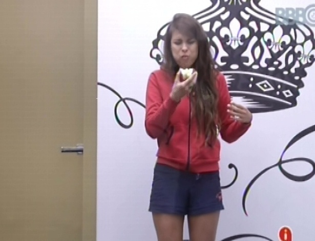 23.fev-2013 - Kamilla acorda no quarto do líder e come uma maçã antes de descer para encontrar outros brothers