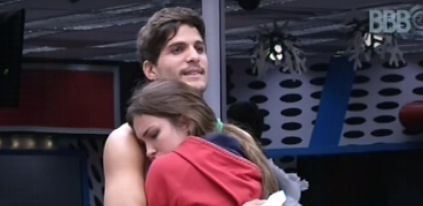 23.fev.2013 - André abraça Kamilla após discussão entre a miss e Fernanda e diz: 