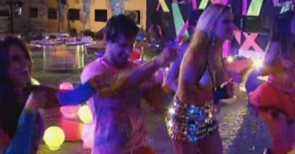 23.fev.2013 - Andressa, Eliéser e Fernanda dançam durante show do Titãs