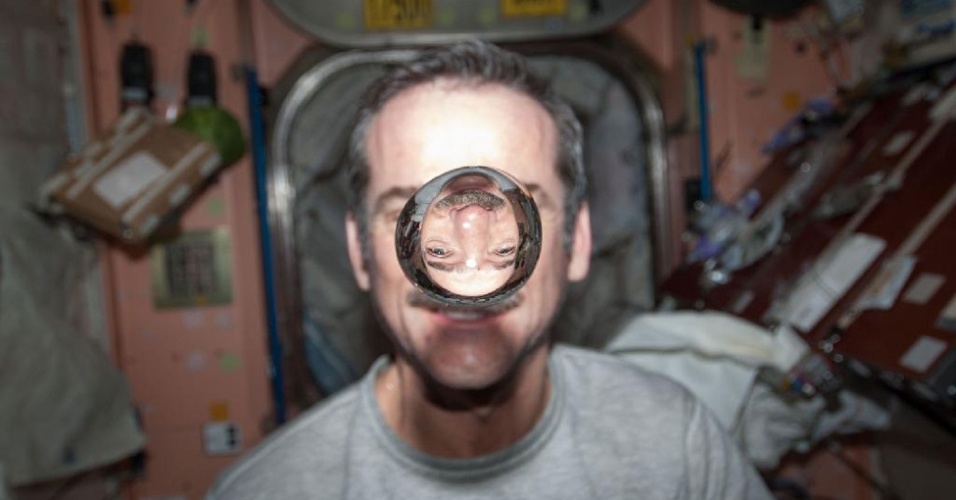 23.fev.2013 - Astronauta canadense Chris Hadfield compartilha fotos e experiências sobre a vida dentro da Estação Espacial Internacional