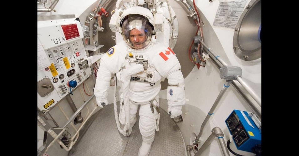 23.fev.2013 - Astronauta canadense Chris Hadfield compartilha fotos e experiências sobre a vida dentro da Estação Espacial Internacional