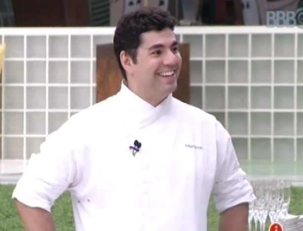 23.fev.2013 - Chef Felipe Bronze, o "Mago da cozinha" do Fantástico, recepciona dos brothers do lado de fora da casa com "brunch"