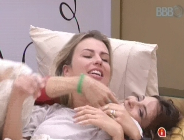 23.fev.2013 - Fernanda e Kamilla, reconciliadas após brigas, se abraçam e prometem que não vão mais falar de Eliéser