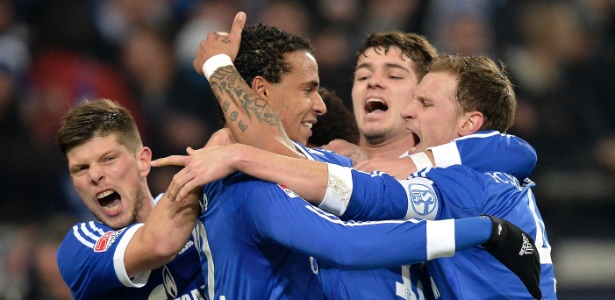Jogadores do Schalke 04 comemoram após marcar contra o Fortuna Düsseldorf pelo Alemão - Martin Meissner/AP