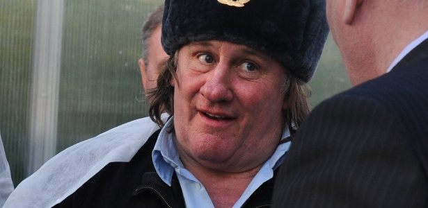 Gerard Depardieu, que ganhou cidadania russa, usa chapéu militar russo em visita à fazenda Teplichnoye, no vilarejo de Ozerny, na Rússia
