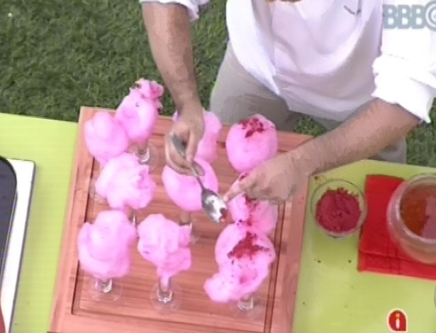23.fev.2013 - O chef Felipe Bronze prepara algodão doce com flocos de framboesa em almoço especial