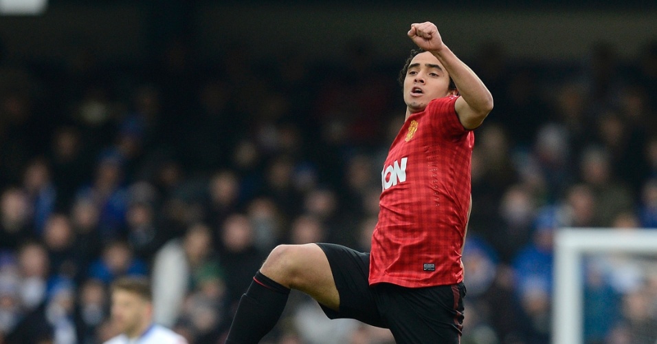 23.fev.2013 - O lateral direito brasileiro Rafael, do Manchester United, vibra ao marcar golaço contra o Queens Park Rangers pelo Inglês
