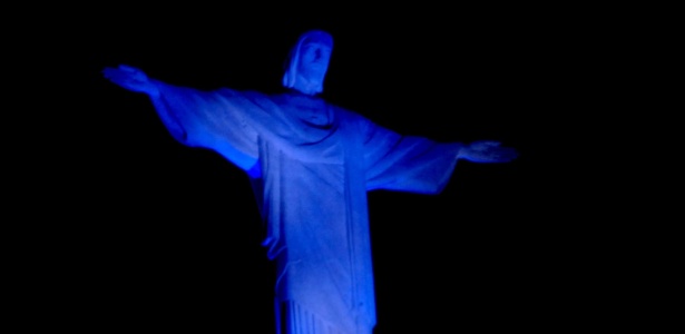 Monumento do Cristo Redentor recebe iluminação azul durante campanha para erradicar a poliomielite - Alessandro Buzas/Futura Press