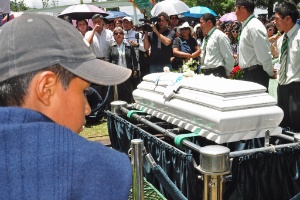 Amigos e familiares se despedem do adolescente Kevin Espada, morto após ser atingido por sinalizador durante o jogo San José x Corinthians, pela Libertadores - EFE/Jorge Abrego