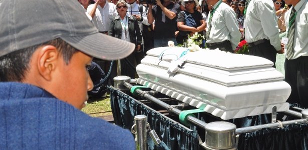 Corpo do torcedor Kevin Espada, de 14 anos, foi enterrado neste sábado, na Bolívia - EFE/Jorge Abrego