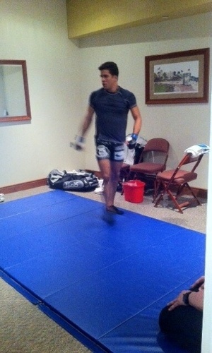 Brasileiro Yuri Villefort se aquece para a luta contra  Nah-Shon Burrel, a primeira do UFC 157 - Reprodução/Twitter