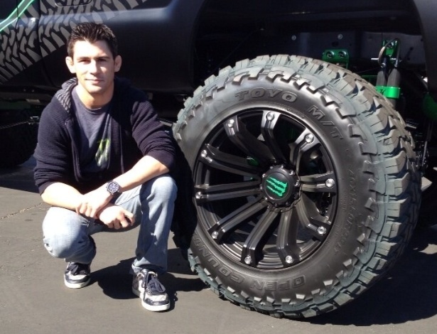 Campeão dos galos Dominick Cruz participa de evento com fãs antes do UFC 157 - Reprodução/Twitter