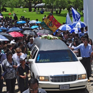Dezenas de pessoas acompanham o carro que levou o corpo do torcedor boliviano Kevin Douglas Beltrán Espada - EFE/Jorge Abrego