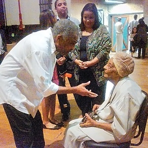 Gilberto Gil aparece em foto com a mãe. Dona Claudina, de 98 anos, que foi assitir seu show na Bahia