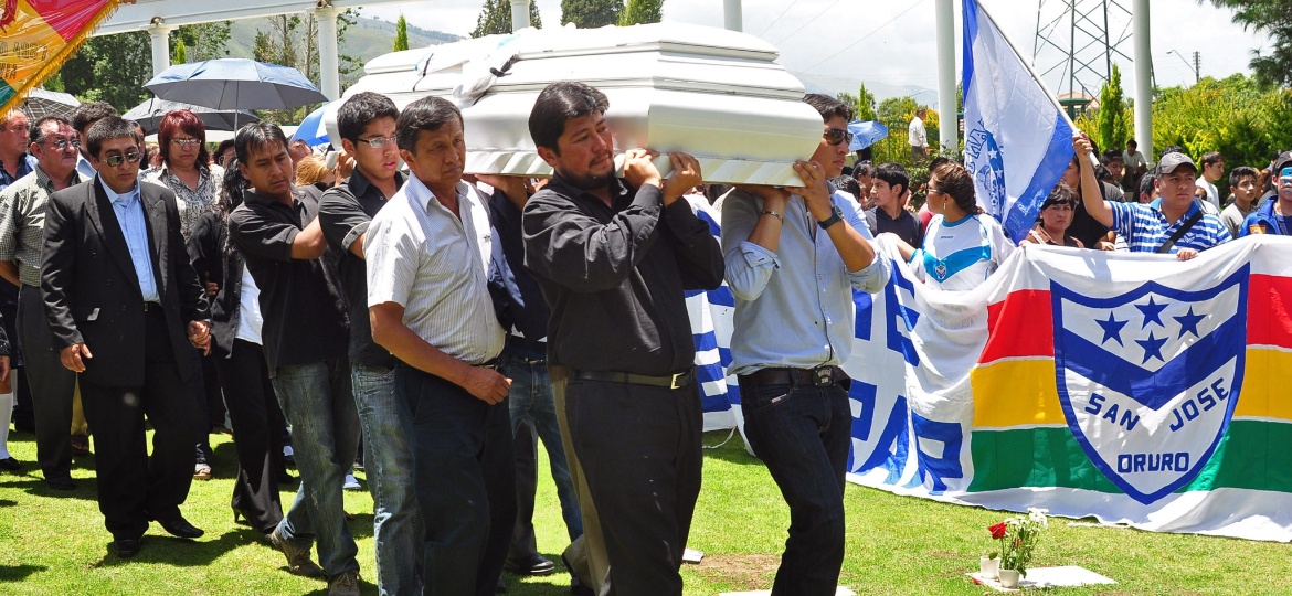 Imagem do enterro de Kevin; grafiteiro pago pelo Corinthians foi apontado pela Gaviões como responsável por ter passado a mochila ao autor do disparo - EFE/Jorge Abrego