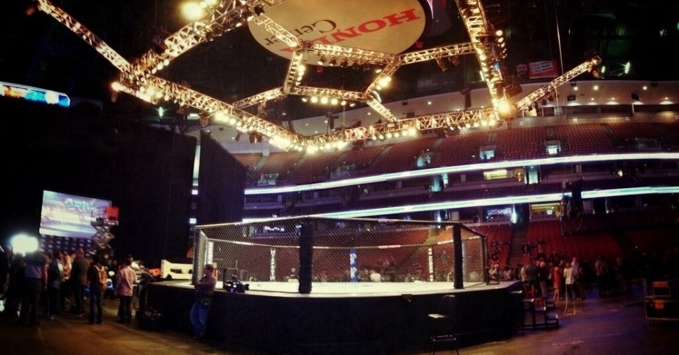 Octógono está pronto para o UFC 157, com a estreia das mulheres no evento - Reprodução/Twitter