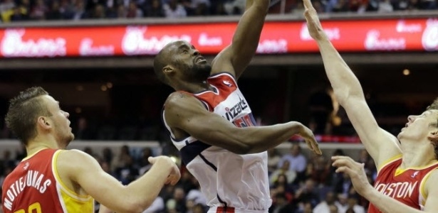 Emeka Okafor arremessa durante vitória do Washington Wizards contra o Houston Rockets - Alex Brandon/AP Photo