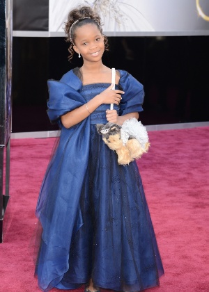 A mais jovem atriz a ser indicada ao Oscar de Melhor Atriz, Quvenzhane Wallis, de apenas 9 anos, chega ao tapete vermelho da premiação. Ela concorre por "Indomável Sonhadora" - Getty Images