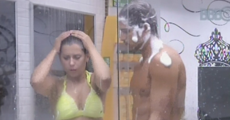 24.fev.2013 - Andressa e André tomam banho no quarto do líder antes da votação