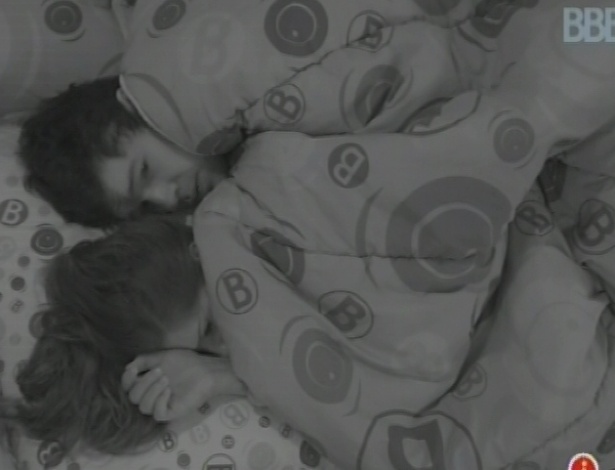 24.fev.2013 - Andressa e Nasser conversam sobre atitude nesta manhã, enquanto estão deitados juntos na cama