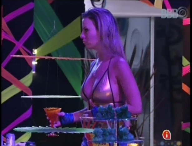 24.fev.2013 - Depois de Kamilla, foi a vez de Fernanda fazer uma "boquinha" na mesa de doces da festa