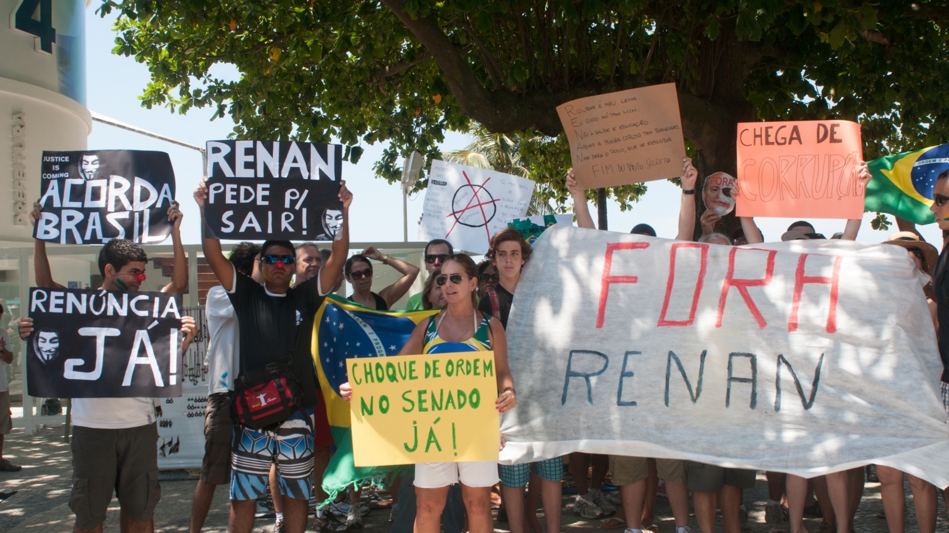 24.fev.2013 - Diversos protestos contra o presidente do Senado, Renan Calheiros, foram articulados pelas redes sociais. Após a entrega de mais de um 1,5 milhão de assinaturas virtuais contra a posse do senador como presidente, os manifestantes foram para as ruas no último sábado (23) e neste domingo (24) em diversos locais do Brasil. Na imagem, manifestantes se reuniram no Rio de Janeiro - ERBS JR./Folhapress
