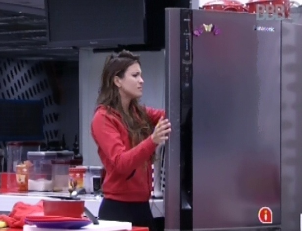 24.fev.2013 - Kamilla acorda antes que os outros participantes e abre a geladeira para ver o que tem para comer