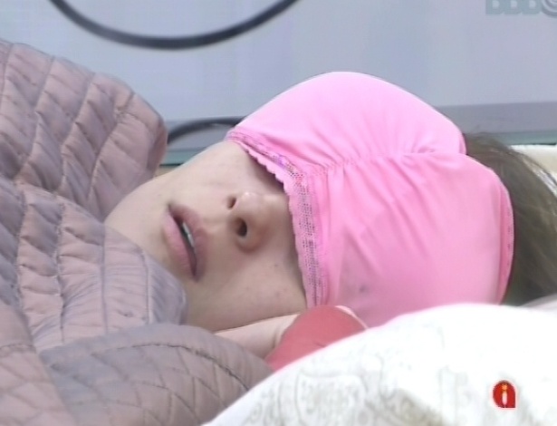 24.fev.2013 - Kamilla volta a dormir no quarto do líder, com um sutiã cor-de-rosa no rosto para se proteger da luz