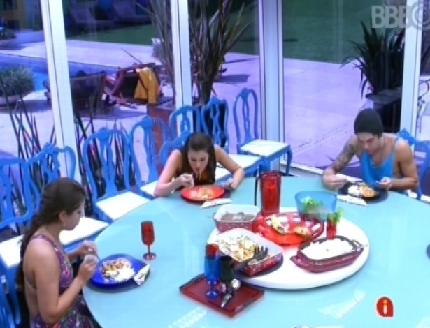24.fev.2013 - Na casa grande, Andressa, Nasser e Kamilla comem macarronada preparada pela esteticista