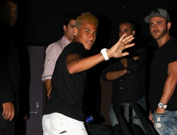 24.fev.2013 - Neymar chega à sua festa de aniversário no Vila Mix, em São Paulo