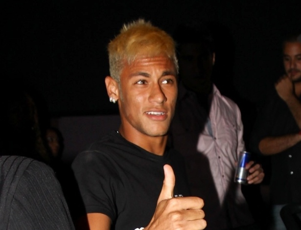 24.fev.2013 - Neymar chega a sua festa de aniversário no Vila Mix, em São Paulo