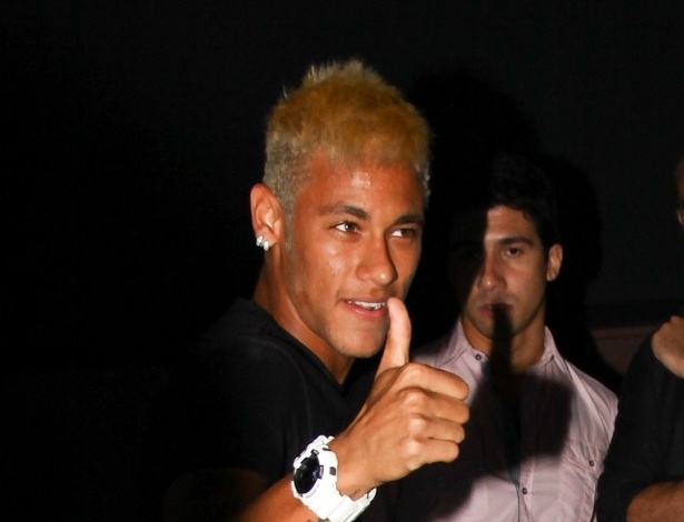 24.fev.2013 - Neymar chega à sua festa de aniversário no Vila Mix, em São Paulo