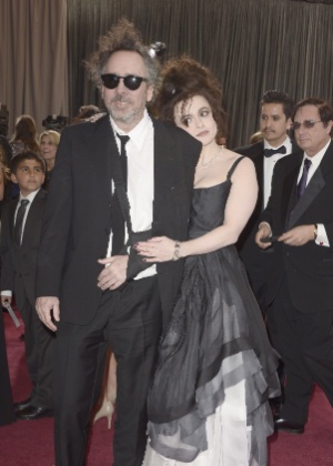 O diretor Tim Burton aparece com o braço engessado ao lado da mulher, a atriz Helena Bonham Carter, no tapete vermelho do Oscar - EFE/EPA/PAUL BUCK