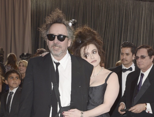 O diretor Tim Burton ao lado da atriz Helena Bonham Carter, no Oscar de 2013