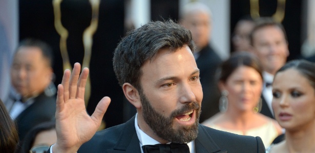 Ben Affleck acena para fotógrafos no tapete vermelho. - AFP PHOTO/JOE KLAMAR