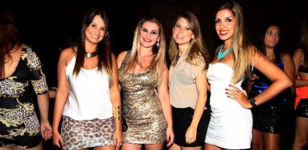 Festa de quatro meninas bonitas em roupa noturna