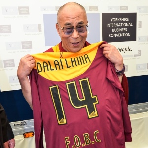 Dalai Lama posa com a camisa do Bradford - Reprodução