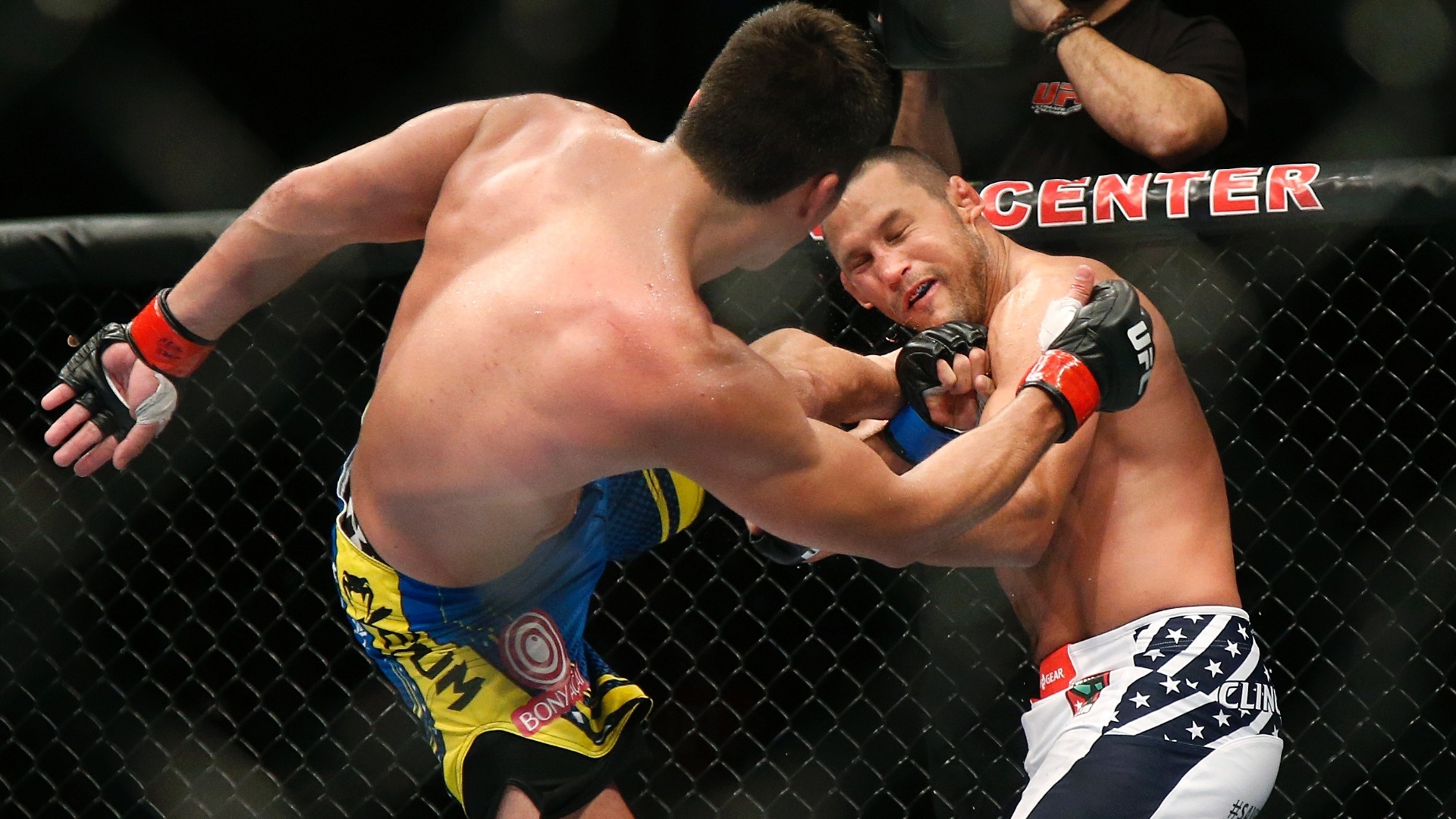 Lyoto Machida acerta chute em Dan Henderson em vitória no UFC 157 - AP Photo/Jae C. Hong