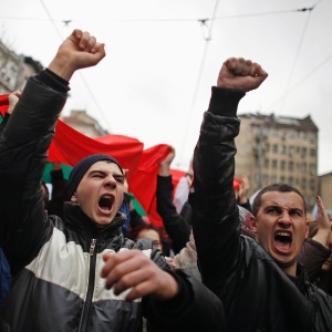 Manifestantes protestam contra altos preços dos serviços públicos e aumento na conta de luz, na cidade de Sofia, Bulgária. Recentemente, o ex-primeiro-ministro Boiko Borisov renunciou ao cargo após sofrer com protestos contra as medidas de austeridade implementadas por ele