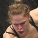 Musa Ronda Rousey desfere soco em Liz Carmouche no UFC 157 - AP Photo/Jae C. Hong
