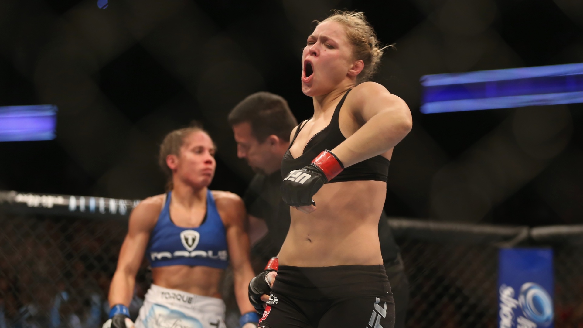Ronda Rousey comemora vitória sobre Liz Carmouche no UFC 157 - Jeff Gross/Getty Images/AFP